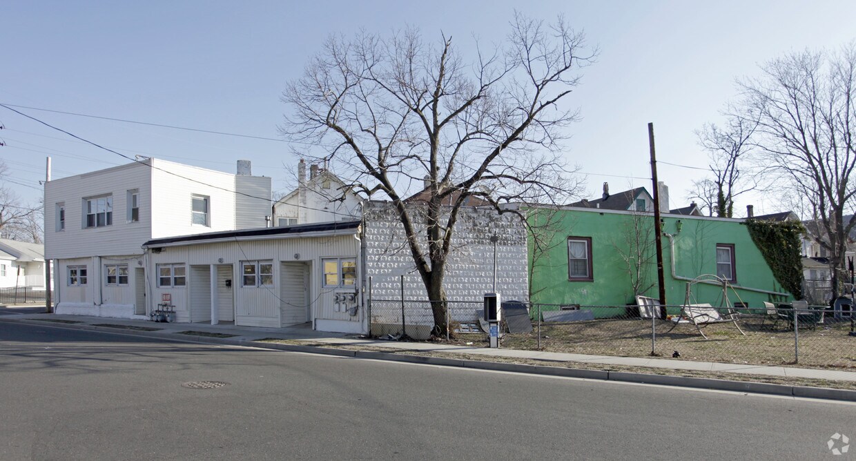 Primary Photo - 1134-1136 Monroe Ave