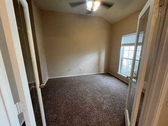 Building Photo - Large 4 Bedroom Home in Skipcha Mountain!