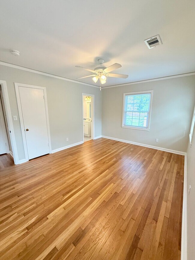 Building Photo - Charming Upstairs Ardsley Park Apartment!