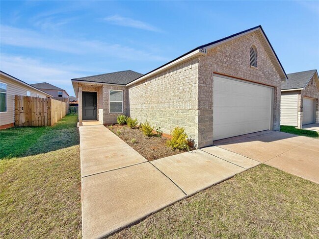 Building Photo - 1211 Clydesdale Dr