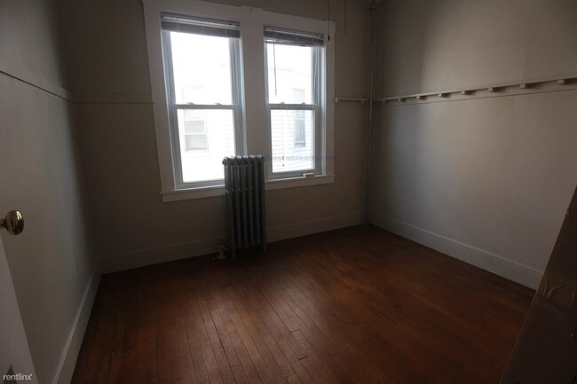 Building Photo - 128 Brooks St
