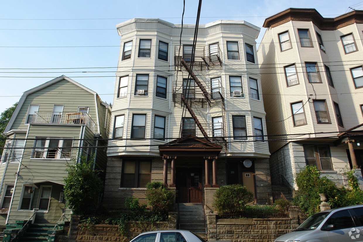 Building Photo - 121 Saratoga Ave