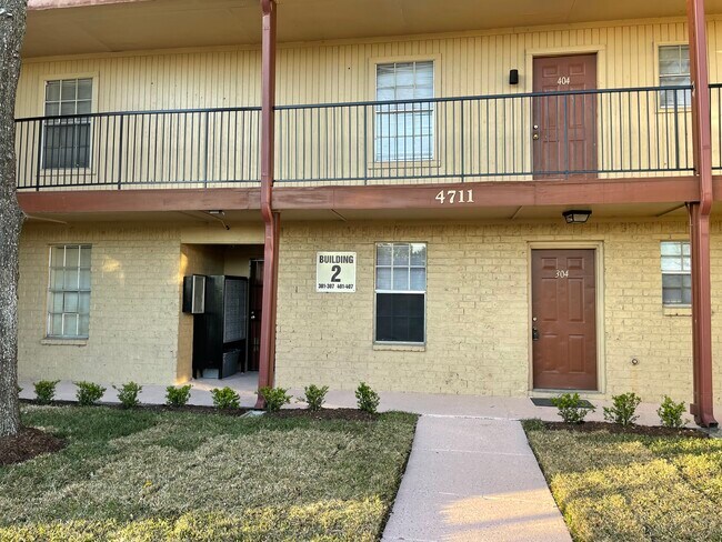 Courtyard - 4711 Palisade Dr
