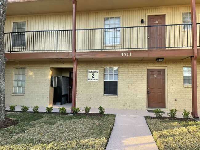 Courtyard - 4711 Palisade Dr