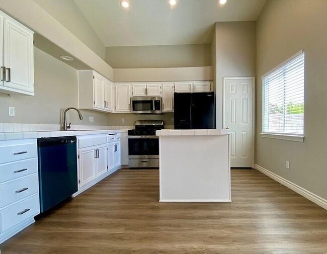 Foto del edificio - 9317 Mountain Rise Ave