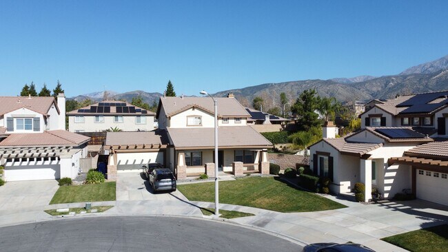 Building Photo - Beautiful 5 bedroom 3 bathroom home in Yucaipa