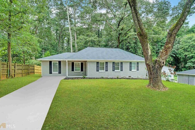 Building Photo - 2303 Pinewood Dr