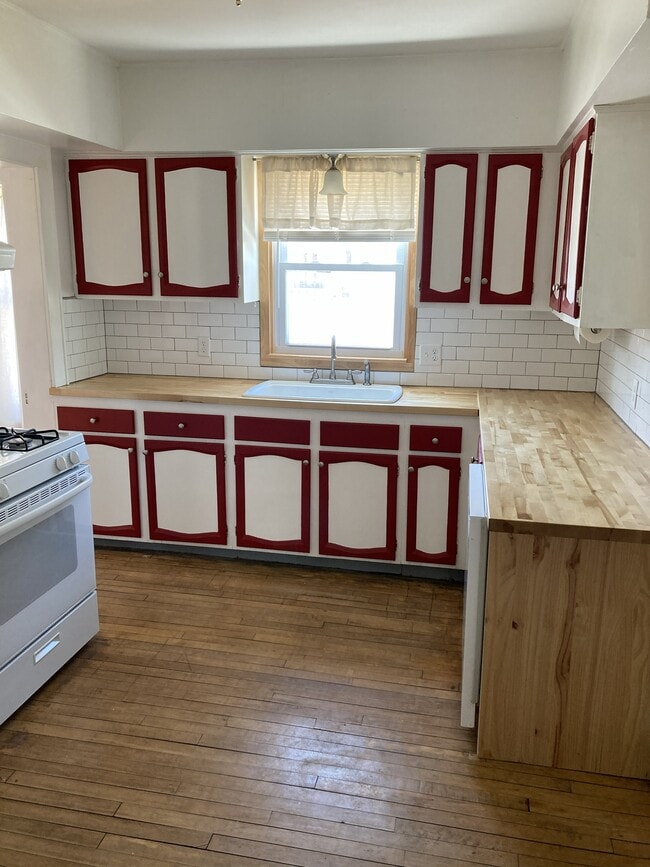 Building Photo - 121 W Maple St