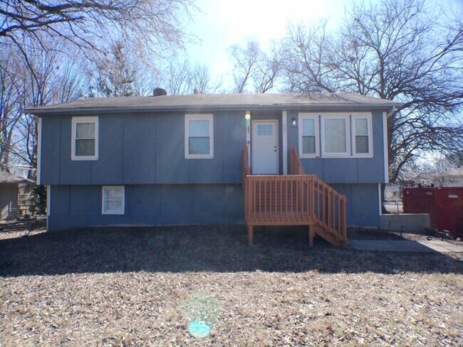 Foto del edificio - Spacious 4 bedrooms and 2 full baths home located on S Franklin St in Spring Hill