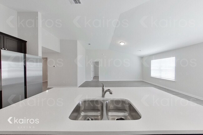 Foto del edificio - 16 Carrollton Dr.