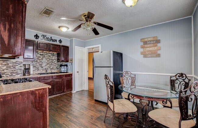 Foto del edificio - 132 Evergold Ln