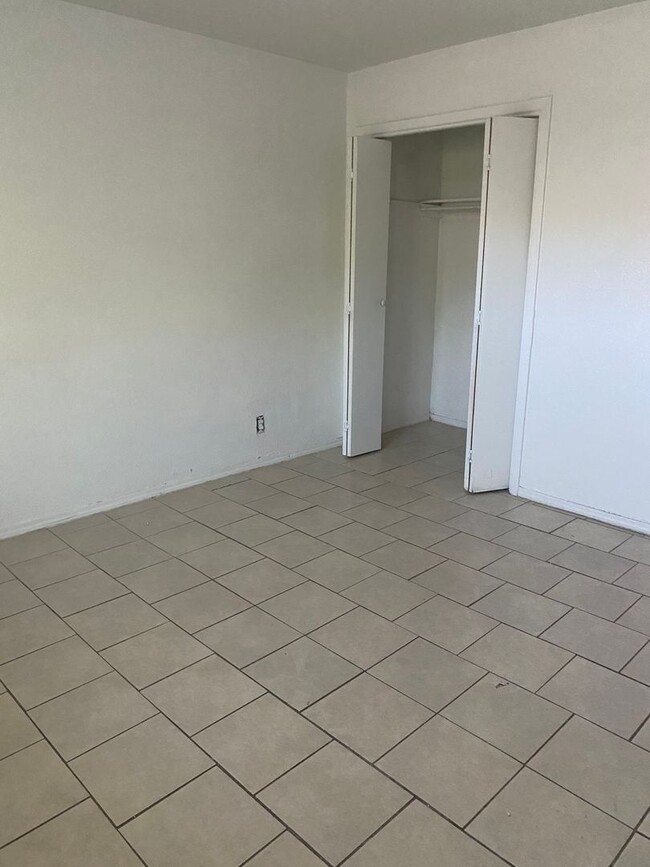 Building Photo - 2BR/1BA ground floor unit with Plenty of P...