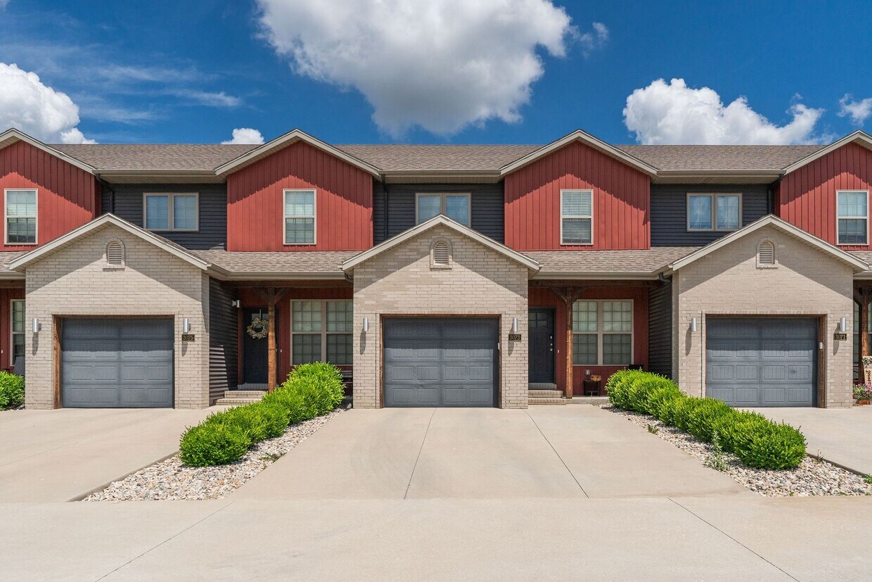 Foto principal - NEW LUXURY 3 BED 2.5 BATH TOWNHOUSE!!!
