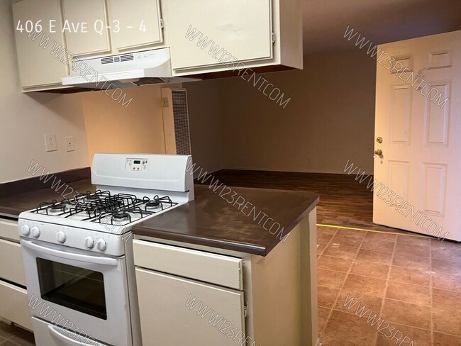 Foto del edificio - EAST PALMDALE 2BD/ 1 BATH 2ND FLOOR APT