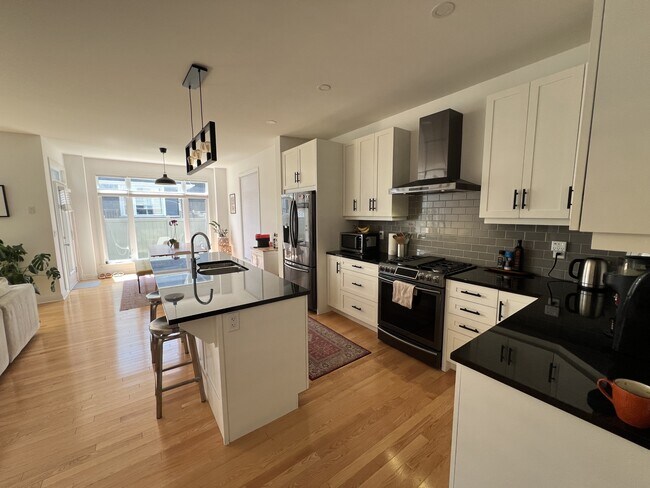 Building Photo - 334 Lysander Pl