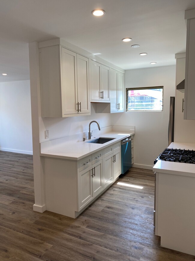 Building Photo - 120 S Manhattan Pl