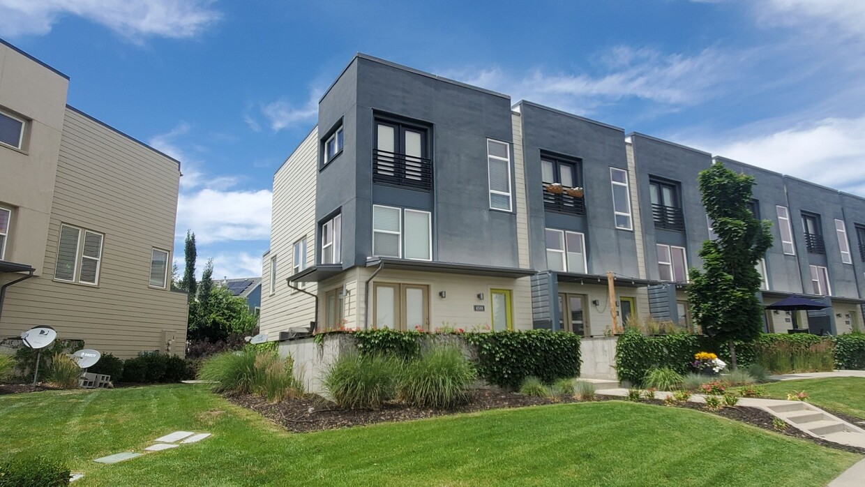 Primary Photo - 2 Master Suites Townhome 2 Car Garage