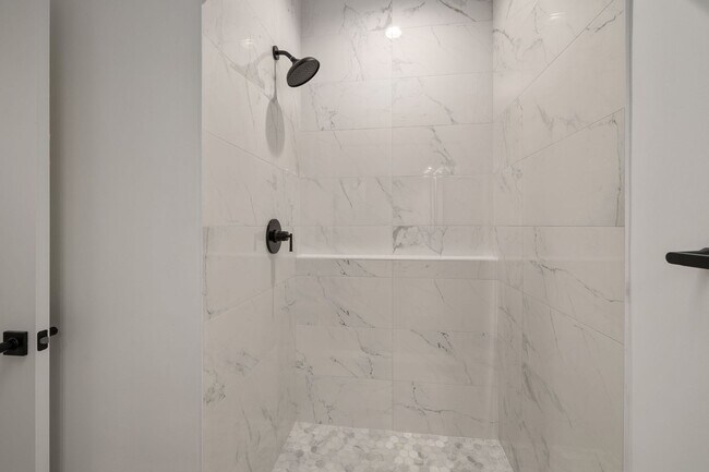 Foto del edificio - 6763-6765 N Elman