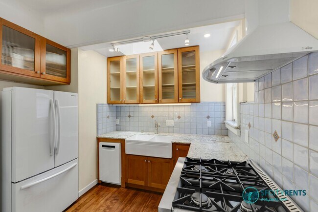 Foto del edificio - Intimate Luxury Space w/ Chef's Kitchen, 2 New Baths; Private Deck Overlooks Zen Courtyard