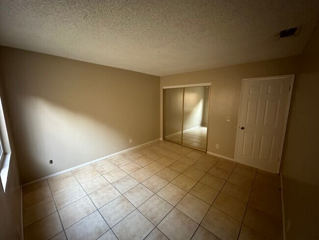 Foto del edificio - 79351 Ave 42