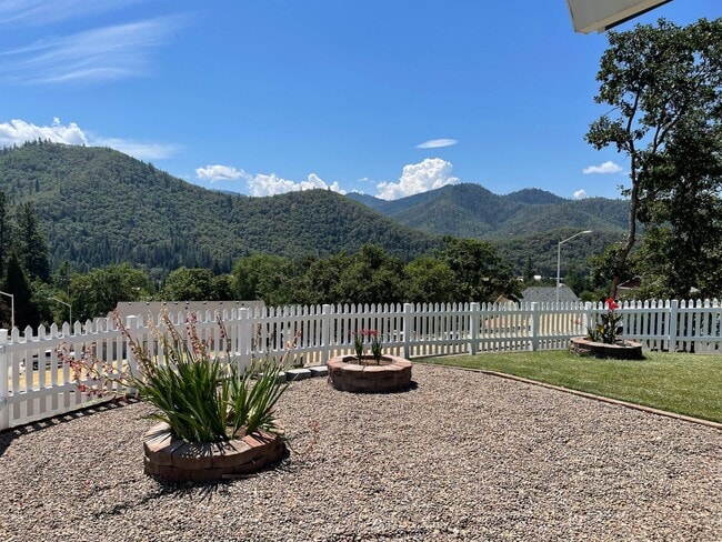 Building Photo - Beautiful 2 Bedroom 1.5 Bath 2 Story Home-...