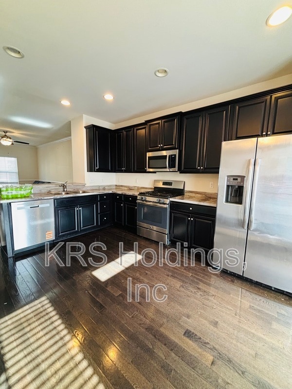 Building Photo - 516 Sloane St