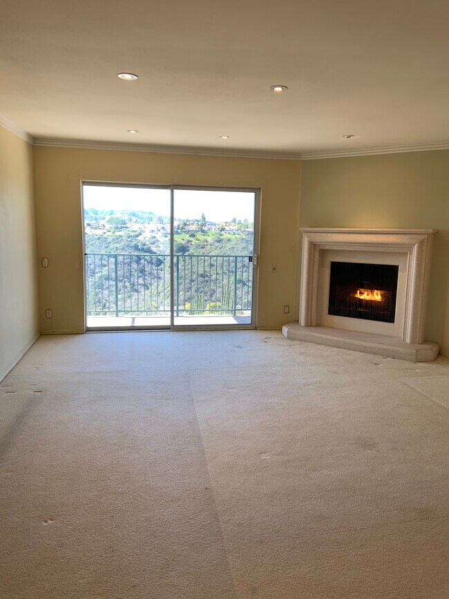 Building Photo - 2385 Roscomare Rd