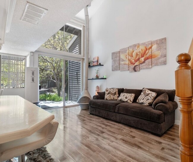 Foto del edificio - GORGEOUS 3 BEDROOM 3 BATH TOWNHOME