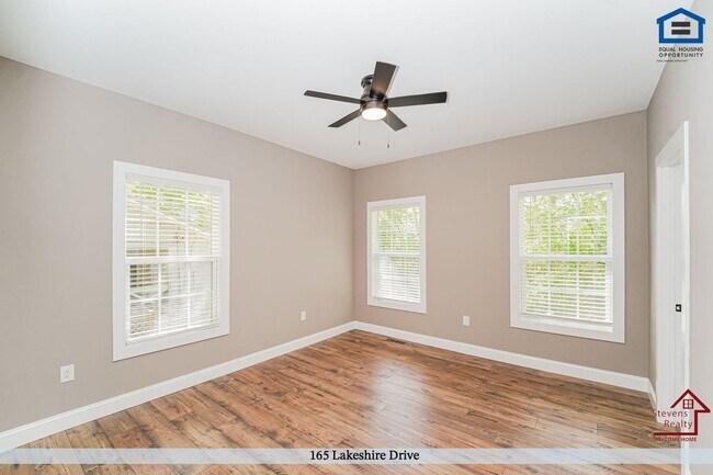 Foto del edificio - 165 Lakeshire Dr
