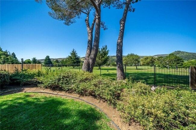 Building Photo - Great Updated 2 bed 1.5 bath Condo in Cedarwood