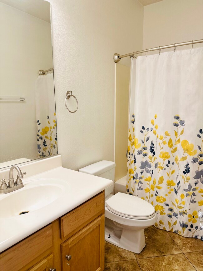 Baño completo con bañera y ducha. - 1177 W Laredo Ave