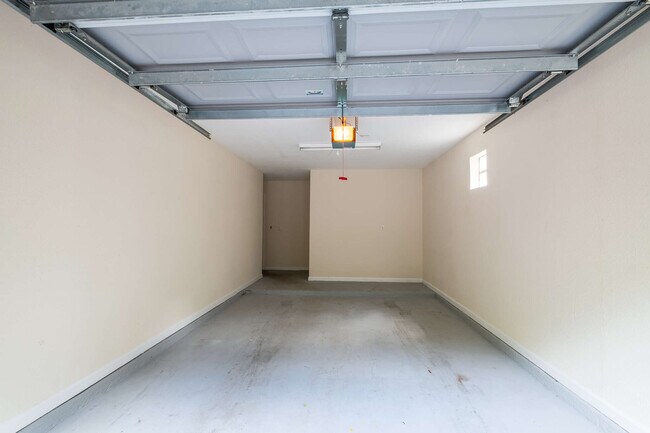 Garage - 10075 Gate Pky N