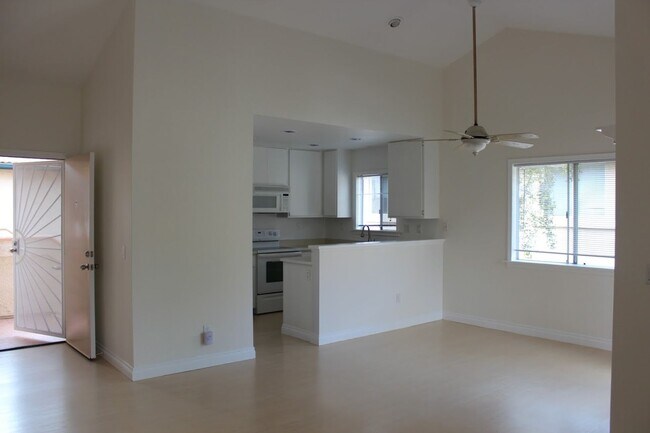 Foto del edificio - 2-bedroom, 2-bathroom Apartment located in...