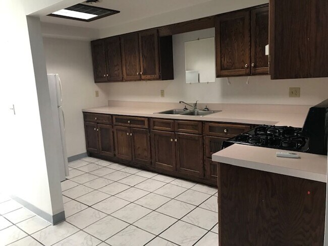Foto del edificio - X-Large One Bedroom ground level apartment...