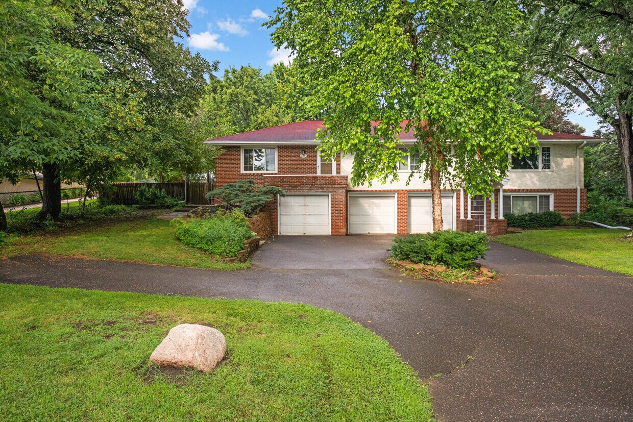 Primary Photo - 2525 Maple Ln