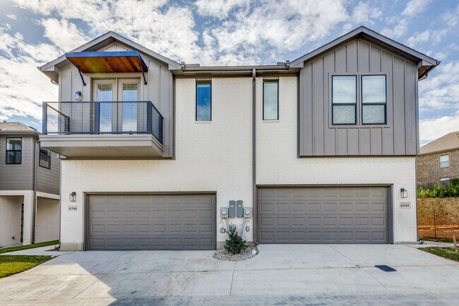 Building Photo - Modern 3 Bedroom / 2.5 Bath Townhome in Fo...