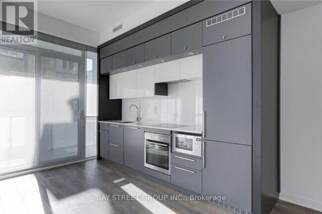 Building Photo - 15 Grenville St