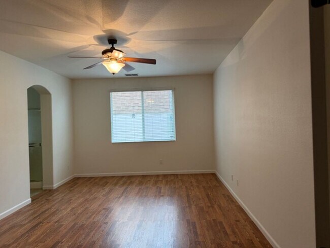 Foto del edificio - 4 Bed/ 3 Bath House