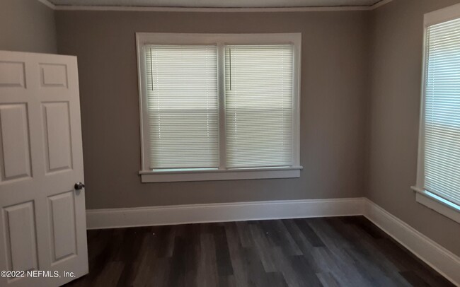 Building Photo - 326 Basswood St