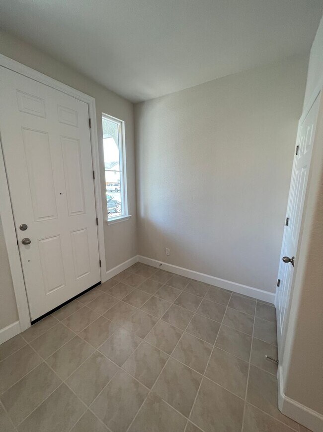 Foto del edificio - Newer 4 Bedroom Solar Home in Rocklin! Eas...