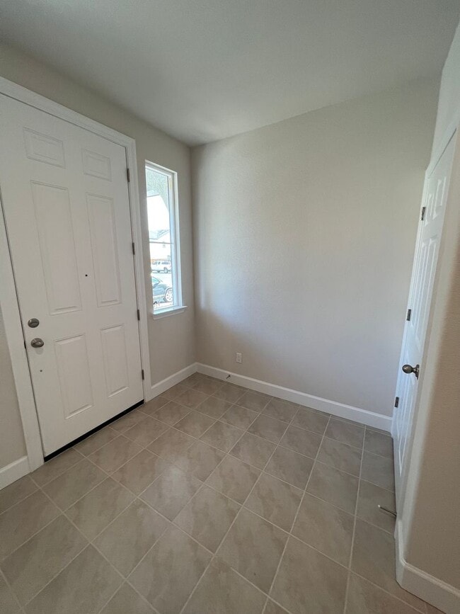 Building Photo - Newer 4 Bedroom Solar Home in Rocklin! Easy Access to I-80!
