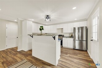 Building Photo - 312 N La Vernia St