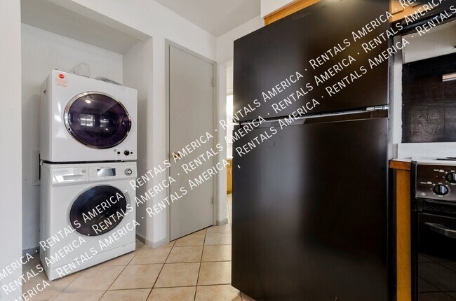 Foto del edificio - 5821 E North St