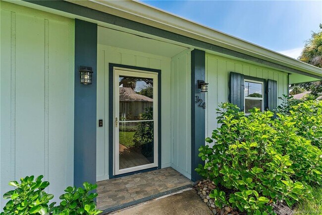 Building Photo - 324 SW Indian Grove Dr
