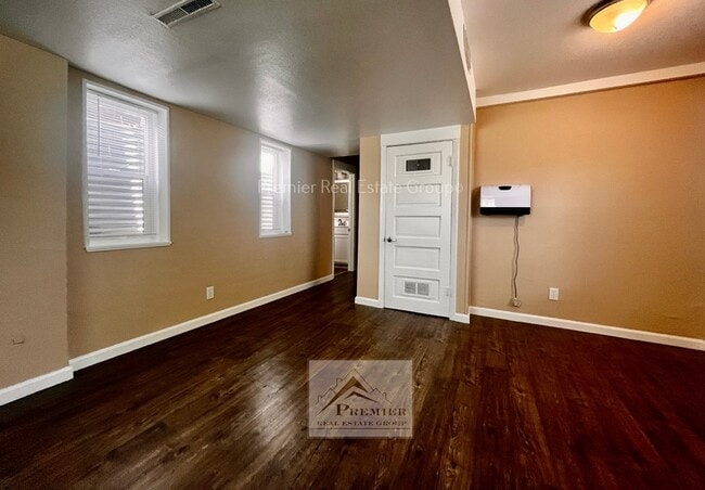 Building Photo - 2425 W Platte Ave