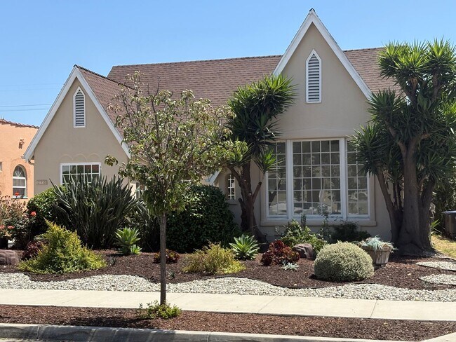Foto del edificio - Charming Tudor Style 3 Bed 1.5 Bath PLUS Studio Guest House complete with kitchen and bath!