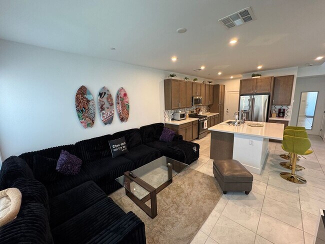 Foto del edificio - Modern Furnished 3 Bedroom Townhome in Pri...