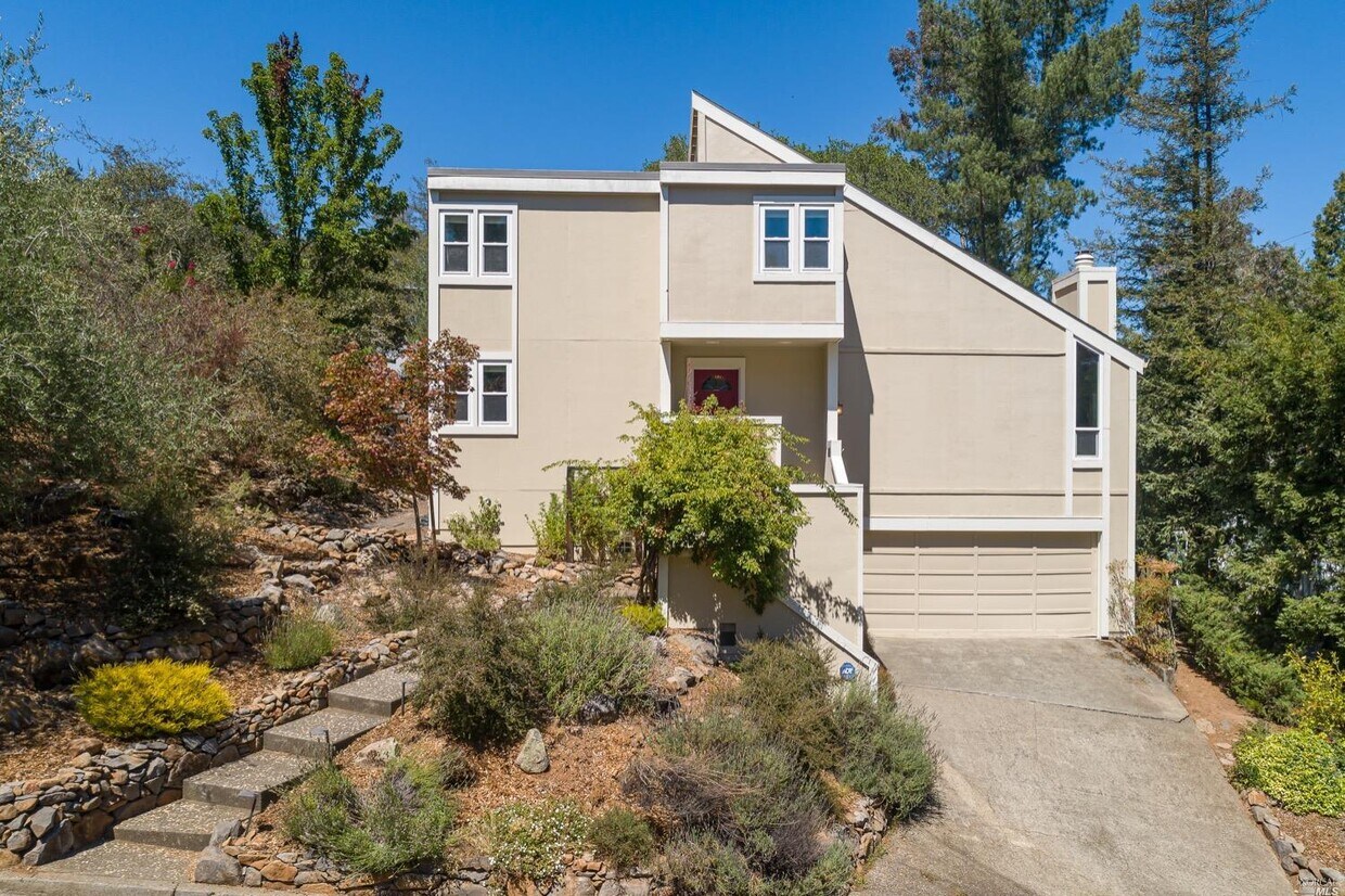 Primary Photo - 1425 Los Olivos Rd