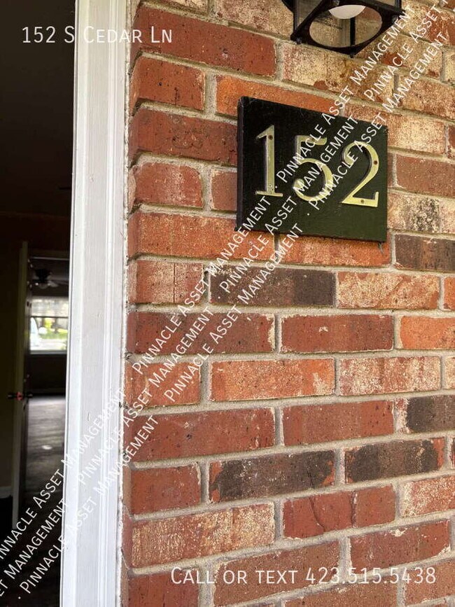 Building Photo - 152 S Cedar Ln