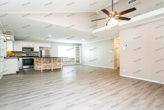 Building Photo - 606 E Springdale Ln